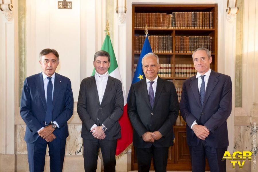 Foto Viminale Poste Italiane e Polizia di Stato al centro il Ministro Piantedosi Foto Viminale Poste Italiane e Polizia di Stato al centro il Ministro Piantedosi