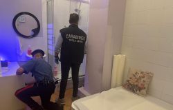 Carabinieri il centro massaggi sequestrato