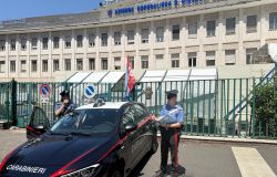 Roma, paziente psichiatrico si denuda in strada, i Carabinieri lo portano in ospedale e danneggia una porta del PS