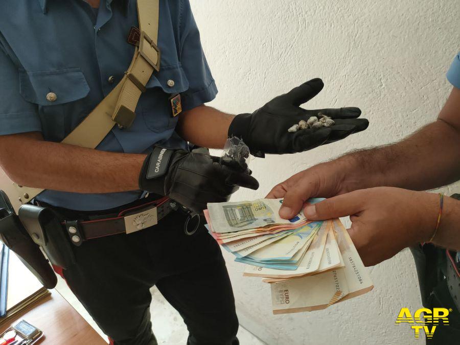 Carabinieri controlli antidroga droga sequestrata e soldi Carabinieri controlli antidroga droga sequestrata e soldi