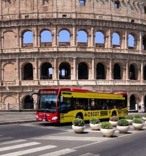Roma, i bus si tingono di giallo per il 110° anniversario di Moscot, l'iconico brand d'occhiali newyorkese