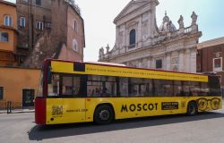Bus con pubblicità Moscot