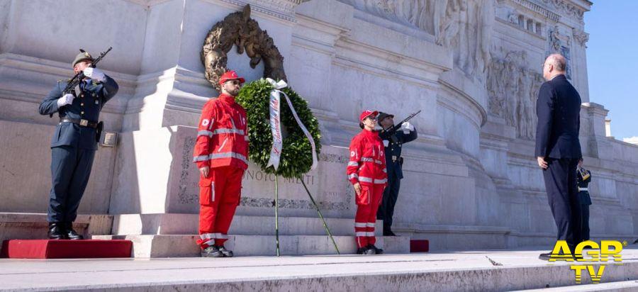 Il Presidente della Croce Rossa Italiana, Rosario Valastrosi è recato all’Altare della Patria, dove ha deposto una corona di alloro al Milite Ignoto Il Presidente della Croce Rossa Italiana, Rosario Valastrosi è recato all’Altare della Patria, dove ha deposto una corona di alloro al Milite Ignoto