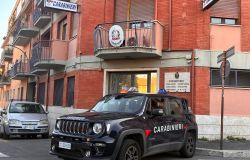 Tivoli, morto per overdose di eroina nel luglio 2024, due italiani ai domiciliari, indagato pusher 30enne, avrebbero ceduto la dose mortale alla vittima