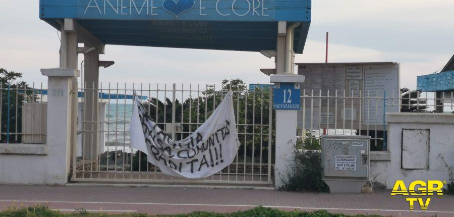 stabilimento anema e core striscione di protesta stabilimento anema e core striscione di protesta