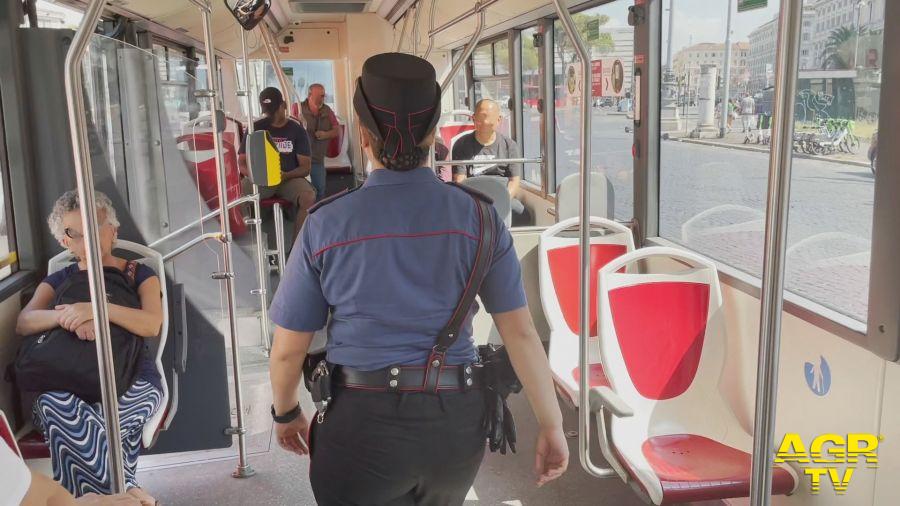 Carabinieri controlli sui bus nel Centro Carabinieri controlli sui bus nel Centro