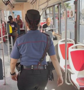 Roma, il branco aggredisce un libico insultato, picchiato e derubato sul bus, fermati 4 ragazzi tra i 19 ed i 21 anni