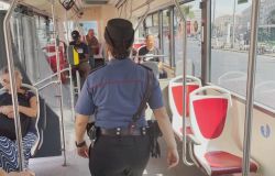 Roma, il branco aggredisce un libico insultato, picchiato e derubato sul bus, fermati 4 ragazzi tra i 19 ed i 21 anni