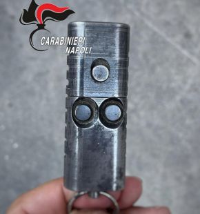 Napoli, sequestrata la pistola portachiavi, un dispositivo 7,65 in grado di sparare premendo i bottoni sul dorso