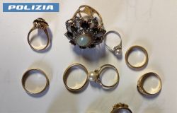 Polizia Frascati monili d'oro rubati