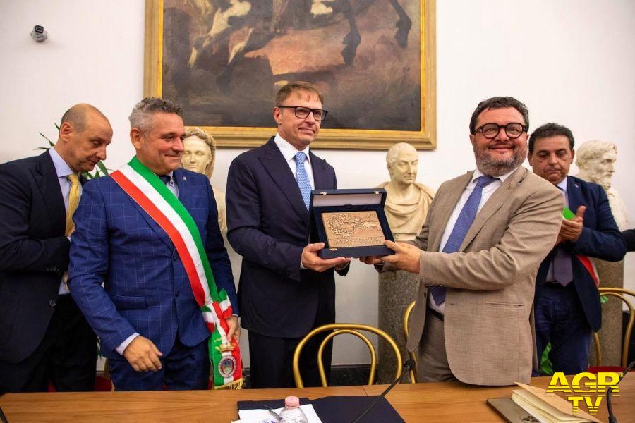 Lollobrigida ha consegnato ad Angelo Radica , presidente dell’Associazione Città del Vino e al Sindaco di Nemi e Alberto Bertucci  la targa di ambasciatore della qualità