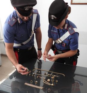 Casalpalocco, ruba i gioielli ad anziana 86enne ma appena in strada finisce tra le braccia dei Carabinieri, arrestato 18enne