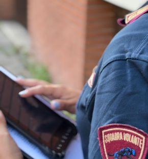 Roma, ladro tenta di forzare una porta automatica che va in frantumi, ferito viene arrestato dalla polizia
