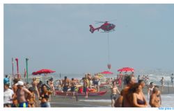 L'Elicottero dei vigili del fuoco carica l'acqua ph credit Pino Rampolla