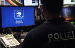 Roma, bimba di 9 anni viveva tra i rifiuti e droga, rinvenuti 2 kg di hashish, panettti anche tra le lenzuola, arrestati due uomini