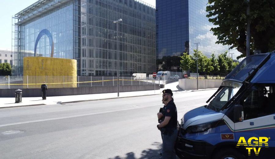 Polizia posto di controllo nei pressi della Nuvola Eur Polizia posto di controllo nei pressi della Nuvola Eur