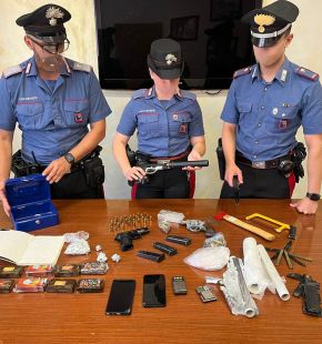 Ostia, operazione antidegrado, arrestata una donna con armi e droga, dieci persone denunciate