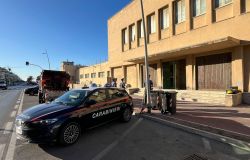Carabinieri presidio dinanzi ufficio Tecnico ex colonia Vittorio Emanuele