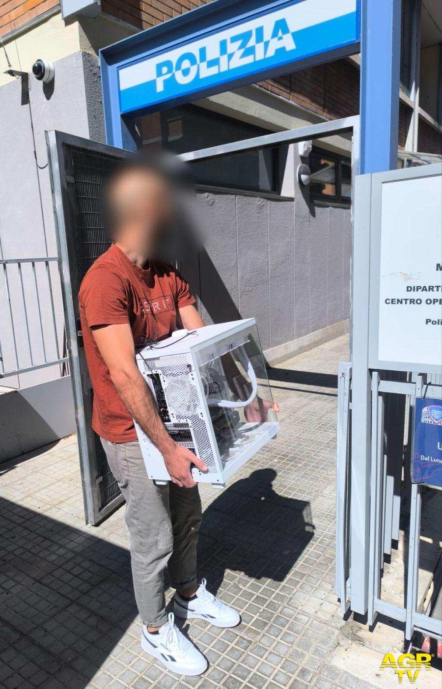 Polizia i computer sequestrati Polizia i computer sequestrati