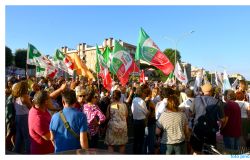 La manifestazione in via delle Azzorre ph credit Pino Rampolla