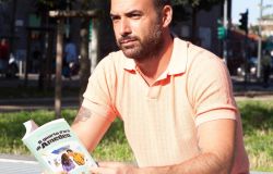 “Il quarto d’ora di Amedeo”: il romanzo di Marcello Scarienzo tra disillusione, social e redenzione