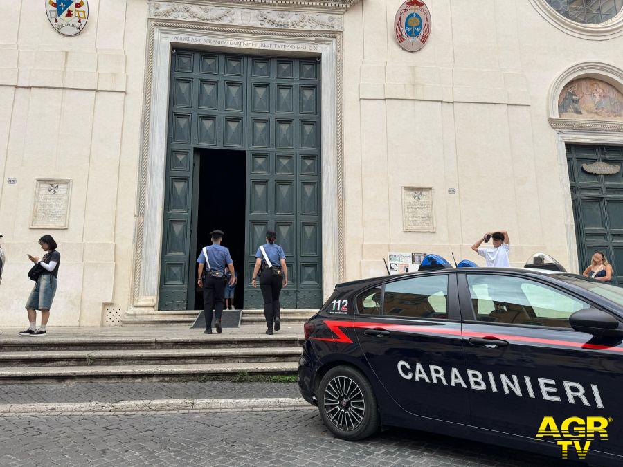 Carabinieri in azione presso basilica piazza della Minerva Carabinieri in azione presso basilica piazza della Minerva