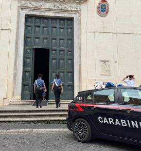 Roma, gli rubano la borsa mentre pregava, ma finiscono tra le braccia dei Carabinieri, due arresti