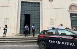 Roma, gli rubano la borsa mentre pregava, ma finiscono tra le braccia dei Carabinieri, due arresti