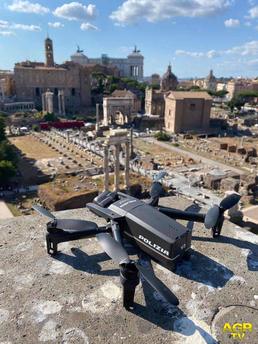 Polizia Roma Fori Imperiali il drone per sorvegliare l'area Polizia Roma Fori Imperiali il drone per sorvegliare l'area