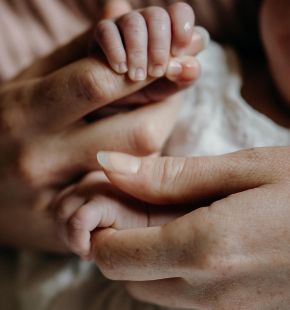 Monteverde, un condominio si mobilita per tutelare un minore, il dibattito sull'interesse prioritario del bambino