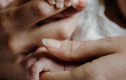 Monteverde, un condominio si mobilita per tutelare un minore, il dibattito sull'interesse prioritario del bambino