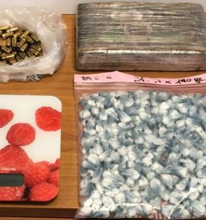Roma, quadrante nord-est, un box come base di spaccio, a casa: armi, droga e munizioni, arrestato albanese 29enne