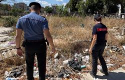 Roma, controlli antincendio dei Carabinieri sui terreni privati, sanzioni per sterpaglie e rifiuti abbandonati