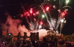 Roma, Stelle di Fuoco: a Cinecittà World il più grande show piro-musicale dell’estate