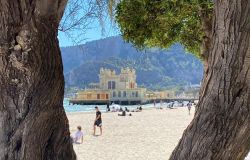 Scopri Mondello, borgo marinaro di Palermo tra mare turchese, architettura Liberty e tradizioni siciliane - foto di Domenico Luinetti