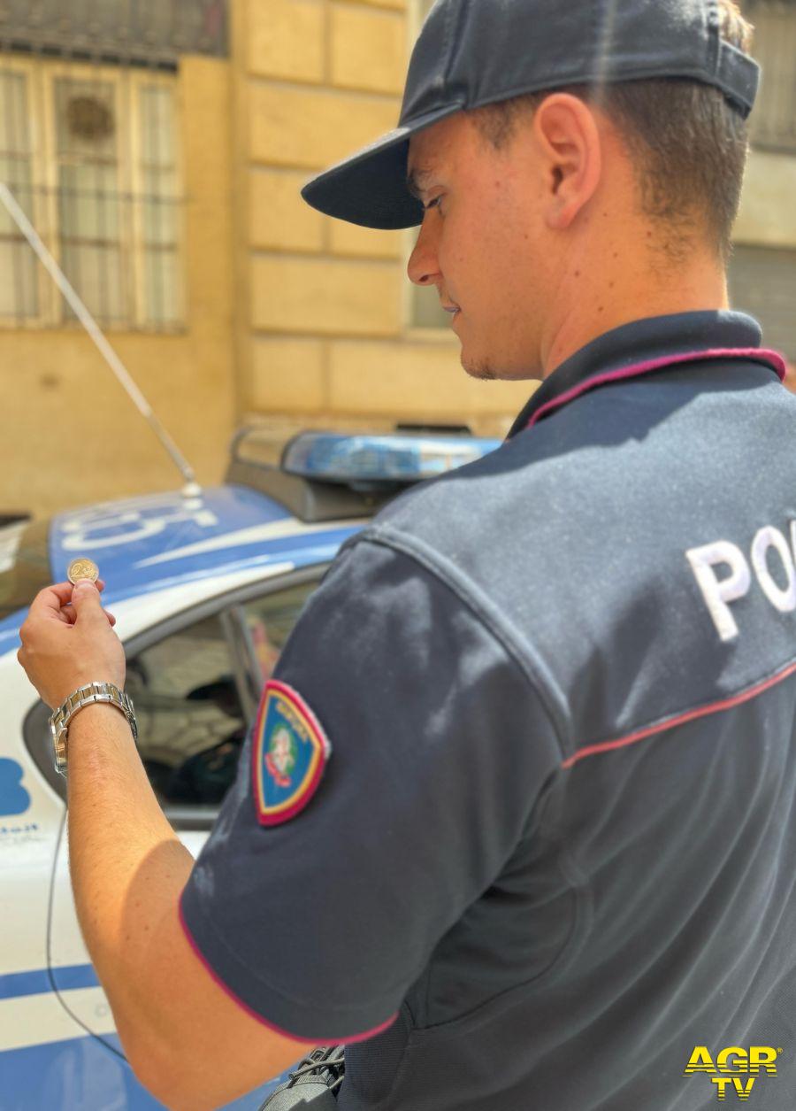 Polizia Esquilino la moneta utilizzata per distrarre i turisti