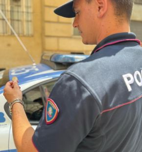 Roma, distraggono gettando monete a terra una coppia di turisti, poi li borseggiano, fermati due sudamericani
