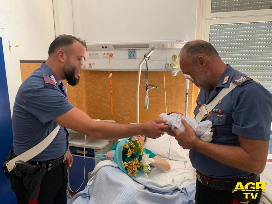 I Carabinieri visitano il neonato in ospedale