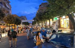 Successo dell’Associazione Volanti Storici a Ladispoli per il raduno di auto d’epoca in Viale Italia