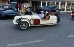 Successo dell’Associazione Volanti Storici a Ladispoli per il raduno di auto d’epoca in Viale Italia
