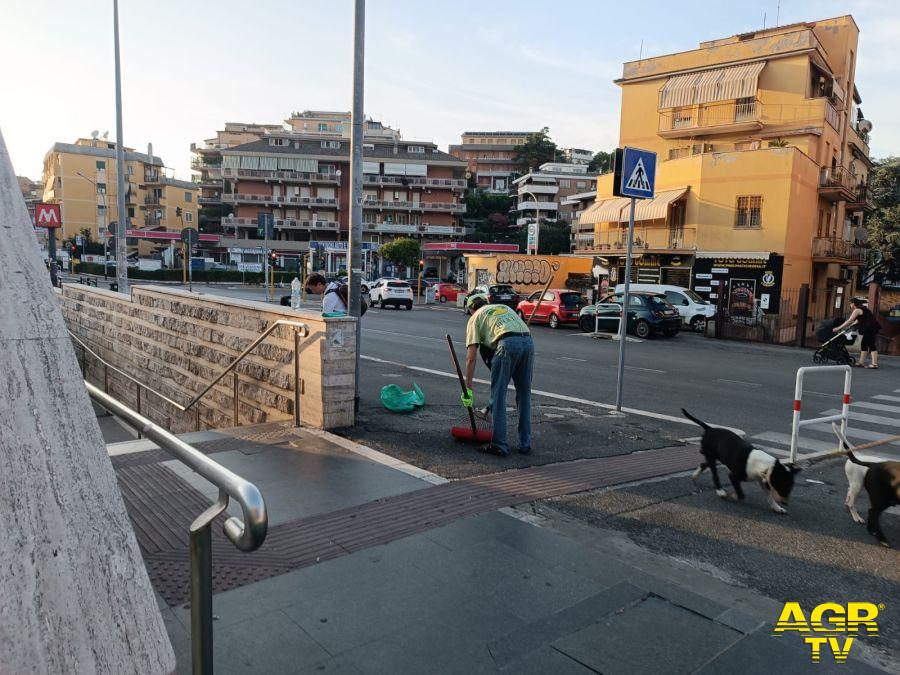 Volontari ripuliscono zona degradata alla metro Battistini - Immagini da Comunicato Stampa Volontari ripuliscono zona degradata alla metro Battistini - Immagini da Comunicato Stampa