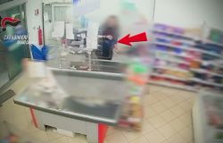 Rosarno, arrestata la “coppia del terrore”: rapine con pistole, taser ed esplosivi nella Piana di Gioia Tauro Rosarno, arrestata la “coppia del terrore”: rapine con pistole, taser ed esplosivi nella Piana di Gioia Tauro