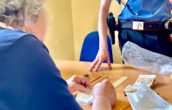 Napoli, truffe agli anziani con il finto avvocato: tre arresti a Ponticelli. Sequestrati contanti e gioielli