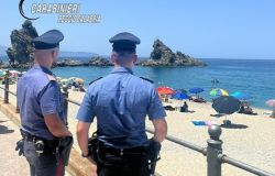 Palmi, due bambine in balia del mare, le salvano due carabinieri, grave la più grande in coma farmacologico