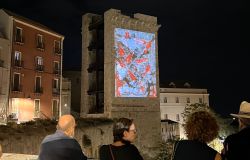 IN VERTICALE 2025: Cartoline dalla Sardegna – Arte, Memoria e Contemporaneità sulla Torre dell’Elefante