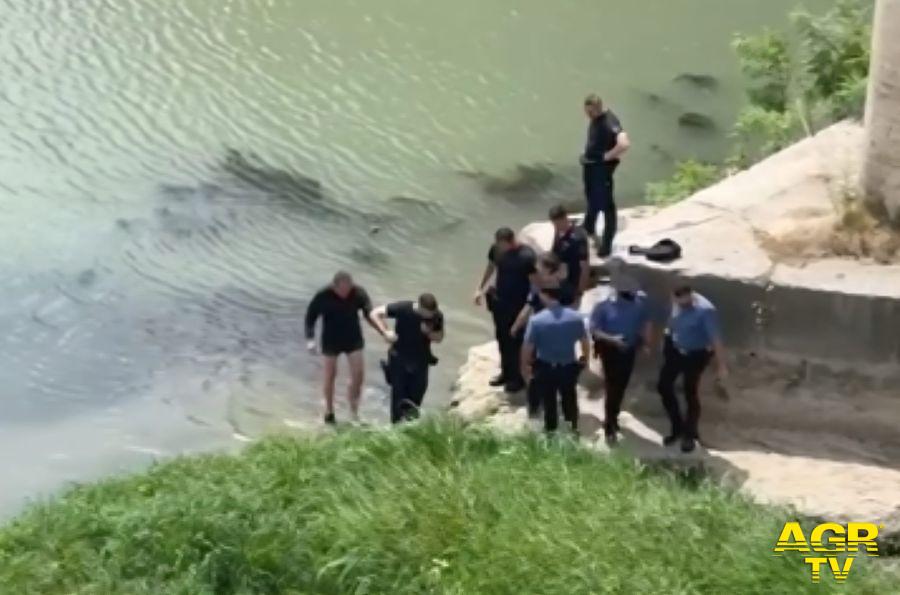 Carabinieri intervenuti sul Tevere per salvataggio le fasi del recupero