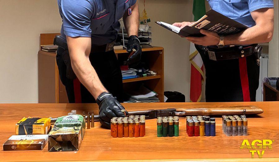 Carabinieri Tivoli l'arma e le cartucce sequestrate Carabinieri Tivoli l'arma e le cartucce sequestrate