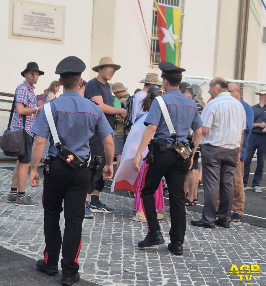 Carabin ieri basilica Sacro Cuore intervento per allontanare ubriaco molesto Carabin ieri basilica Sacro Cuore intervento per allontanare ubriaco molesto