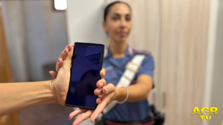 Carabinieri Parioli rapina del cellulare della ex per controllarla Carabinieri Parioli rapina del cellulare della ex per controllarla