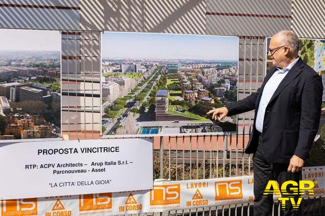 Il sindaco Gualtieri mostra il progetto vincitore e illustra le novità del piano Il sindaco Gualtieri mostra il progetto vincitore e illustra le novità del piano
